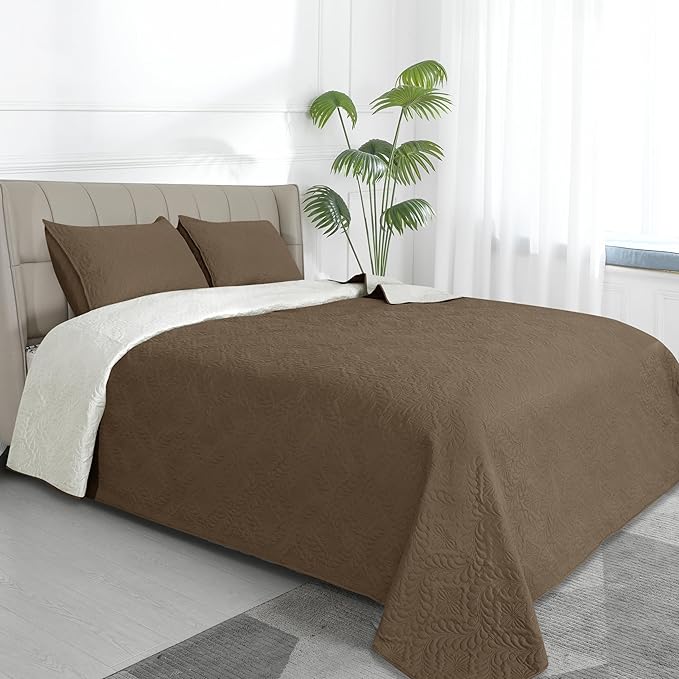 Easy-Going King Size Reversible Quilt Set with 1 Quilt and 2 Pillow Shams, Soft Bed Quilt Cover, Water Resistant Lightweight Microfiber Bedspread, Stain Resistant, Olive Leaf-Camel/Ivory