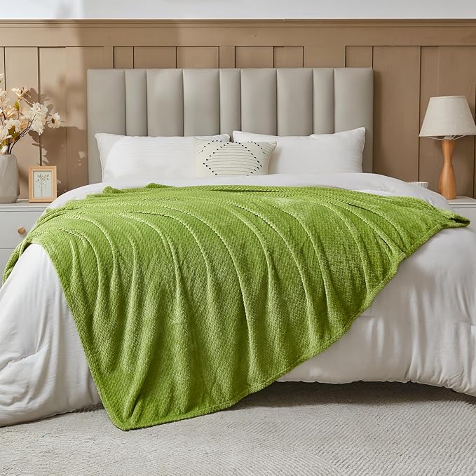 NEWCOSPLAY Super Soft King Blanket Green Premium Silky Flannel Fleece Leaves Pattern Lightweight Bed Blanket All Season Use (Green, King(90"x110"))