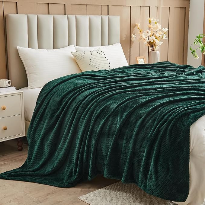 NEWCOSPLAY Super Soft Twin Blanket Forest Green Premium Silky Flannel Fleece Leaves Pattern Lightweight Bed Blanket All Season Use (Forest Green, Twin(60"x80"))