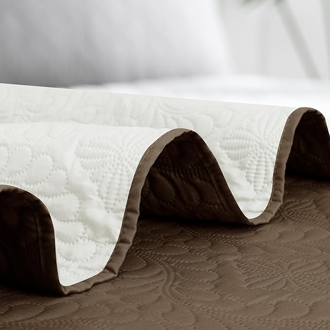 Easy-Going King Size Reversible Quilt Set with 1 Quilt and 2 Pillow Shams, Soft Bed Quilt Cover, Water Resistant Lightweight Microfiber Bedspread, Stain Resistant, Olive Leaf-Camel/Ivory