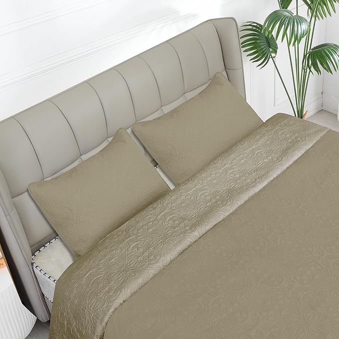 Easy-Going King Size Reversible Quilt Set with 1 Quilt and 2 Pillow Shams, Soft Bed Quilt Cover, Water Resistant Lightweight Microfiber Bedspread, Stain Resistant, Damask-Beige/Beige