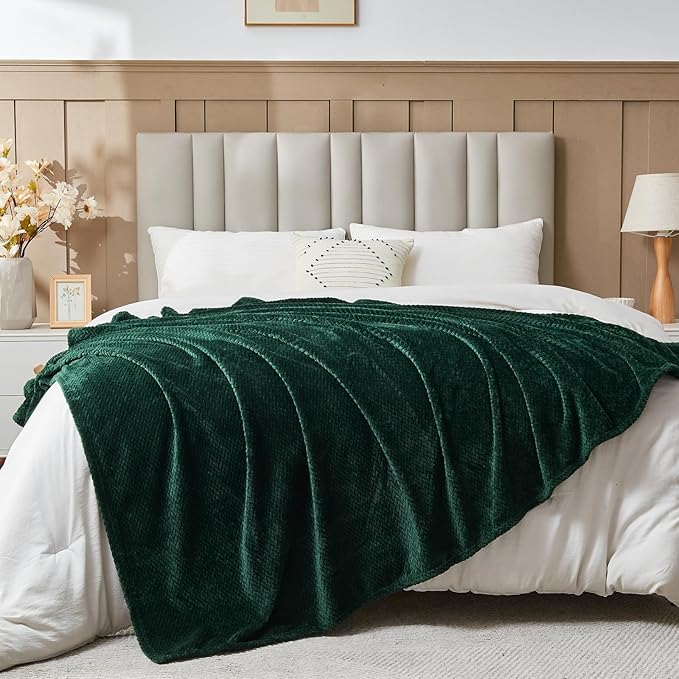 NEWCOSPLAY Super Soft Queen Blanket Forest Green Premium Silky Flannel Fleece Leaves Pattern Lightweight Bed Blanket All Season Use (Forest Green, Queen(90"x90"))