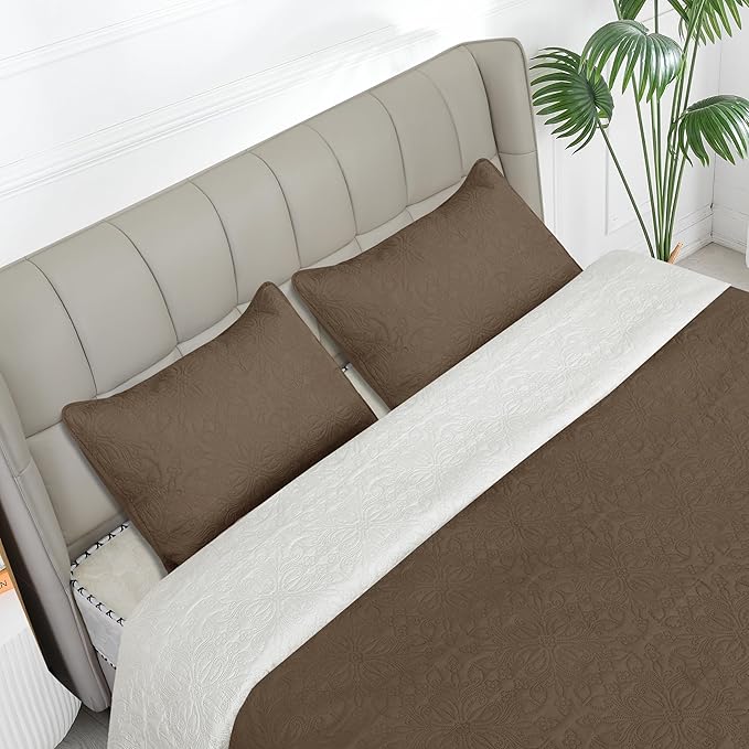 Easy-Going King Size Reversible Quilt Set with 1 Quilt and 2 Pillow Shams, Soft Bed Quilt Cover, Water Resistant Lightweight Microfiber Bedspread, Stain Resistant, Damask-Camel/Ivory