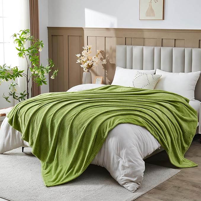 NEWCOSPLAY Super Soft King Blanket Green Premium Silky Flannel Fleece Leaves Pattern Lightweight Bed Blanket All Season Use (Green, King(90"x110"))