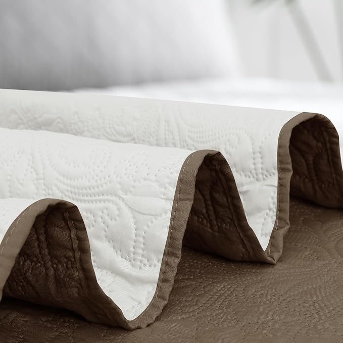 Easy-Going King Size Reversible Quilt Set with 1 Quilt and 2 Pillow Shams, Soft Bed Quilt Cover, Water Resistant Lightweight Microfiber Bedspread, Stain Resistant, Damask-Camel/Ivory