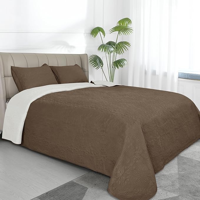 Easy-Going King Size Reversible Quilt Set with 1 Quilt and 2 Pillow Shams, Soft Bed Quilt Cover, Water Resistant Lightweight Microfiber Bedspread, Stain Resistant, Damask-Camel/Ivory