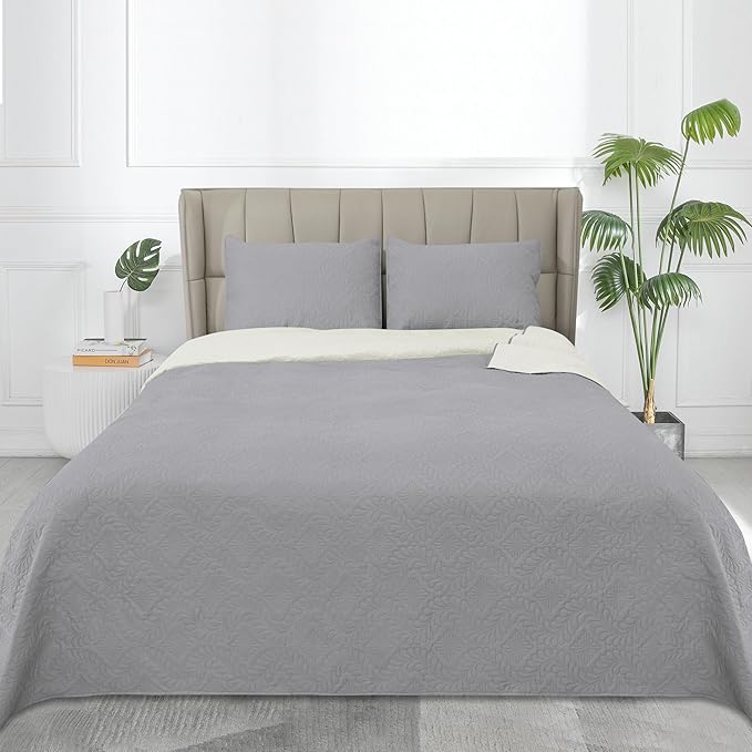 Easy-Going King Size Reversible Quilt Set with 1 Quilt and 2 Pillow Shams, Soft Bed Quilt Cover, Water Resistant Lightweight Microfiber Bedspread, Stain Resistant, Olive Leaf-Light Gray/Ivory