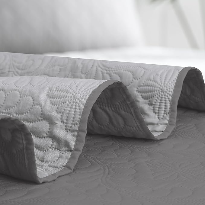 Easy-Going King Size Reversible Quilt Set with 1 Quilt and 2 Pillow Shams, Soft Bed Quilt Cover, Water Resistant Lightweight Microfiber Bedspread, Stain Resistant, Olive Leaf-Gray/Light Gray