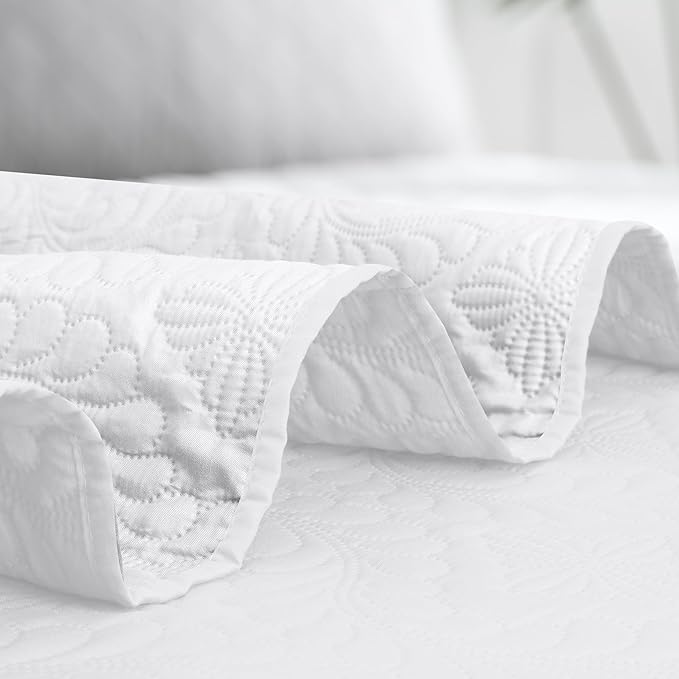 Easy-Going Twin Size Reversible Quilt Set with 1 Quilt and 1 Pillow Sham, Soft Bed Quilt Cover, Water Resistant Lightweight Microfiber Bedspread, Stain Resistant, Olive Leaf-White/White